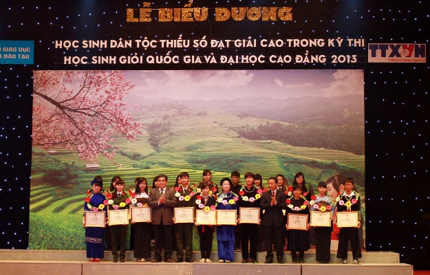 Biểu dương các học sinh dân tộc thiểu số đạt thành tích cao trong học tập